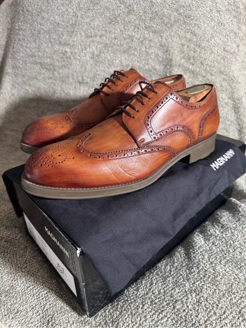 Magnanni Men's Tan/Burnt Orange Leather Wingtip Derbys